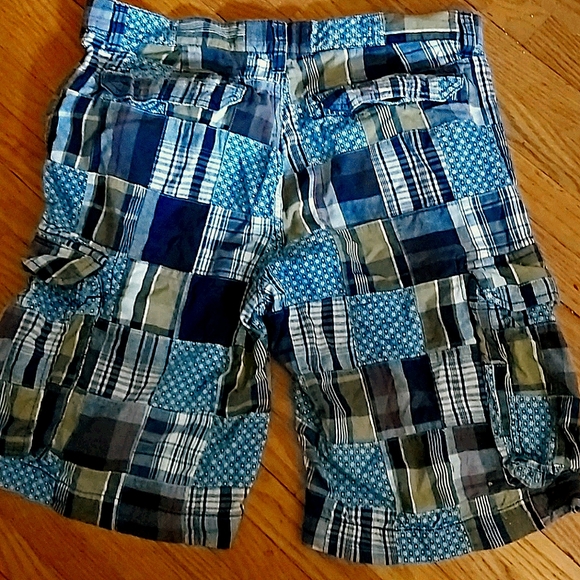 Plaid Old Navy Cargo Shorts - Picture 2 of 3